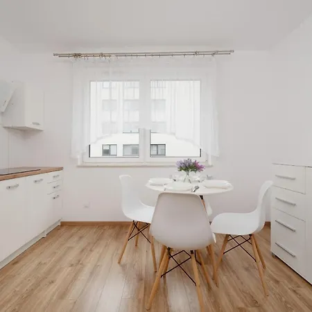 Bright & Comfy Studio Legnicka By Renters Apartment